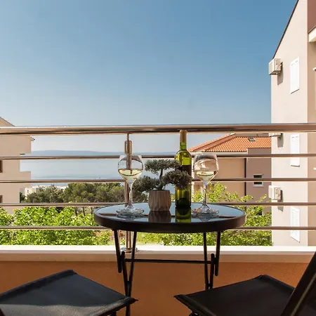 Ivy - Free Parking Makarska